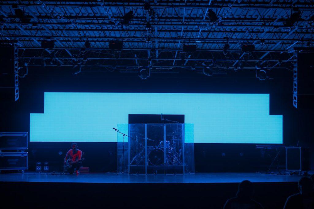 Tecnico durante l'installazione di un ledwall a noleggio